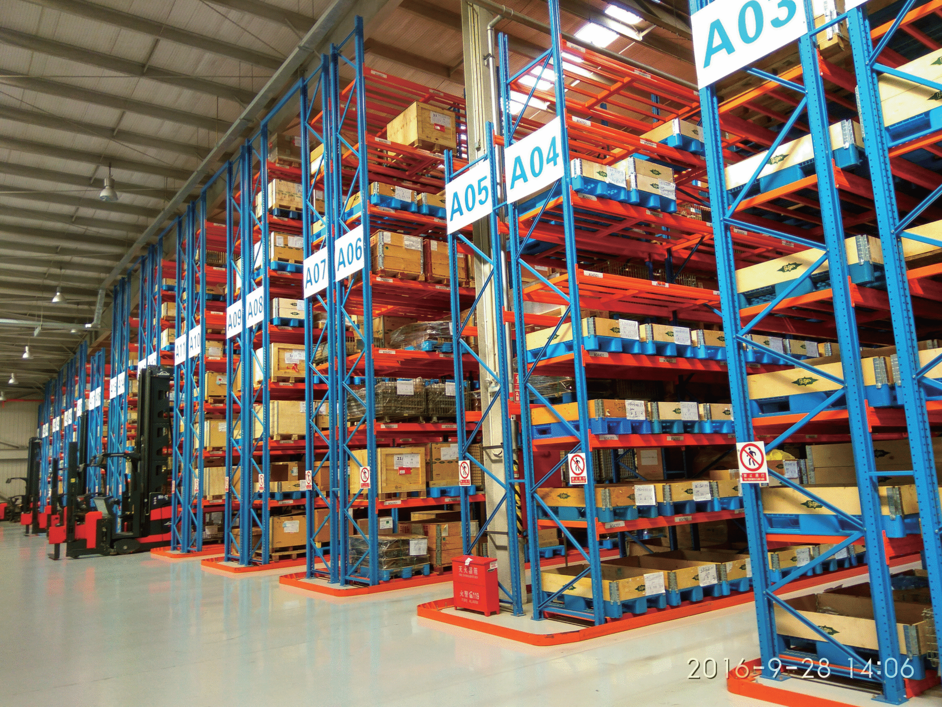 kệ lối đi hẹp